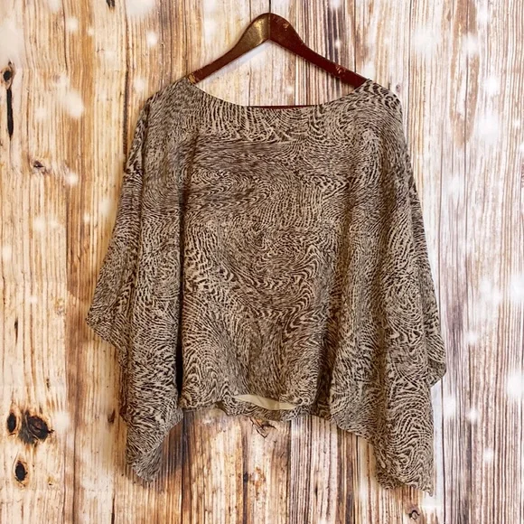Alice + Olivia | Selena Animal Print Silk Batwing Blouse Top M - Picture 2 of 7